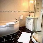 Private Gated Home, 5 Bed Rms/ensuite, Sleeps Ten. Villa Ennis