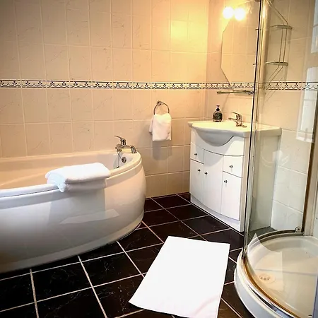 Private Gated Home, 5 Bed Rms/ensuite, Sleeps Ten. Villa Ennis
