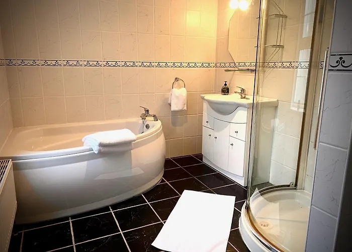 Private Gated Home, 5 Bed Rms/ensuite, Sleeps Ten. Villa Ennis